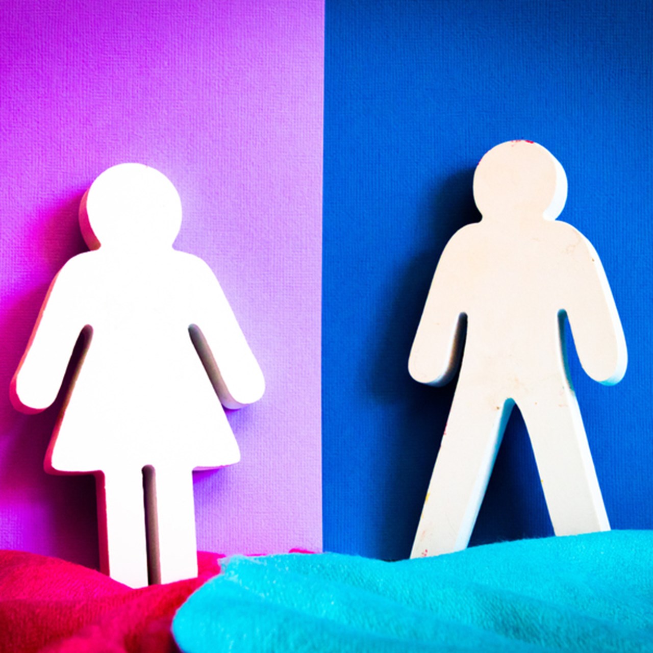 Stiliserade symboler för man och kvinna med rosa respektive blå bakgrund
