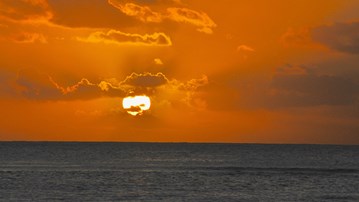 Orange solnedgång över hav från Mauritius.