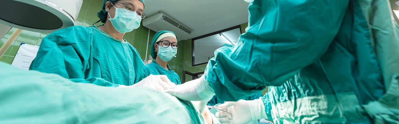 Bild på kirurgiteamet som utför kirurgi.