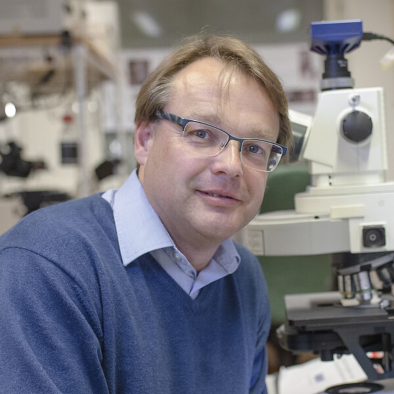 Porträtt på Oliver Billker, anknuten som professor till Institutionen för molekylärbiologi, Umeå universitet.