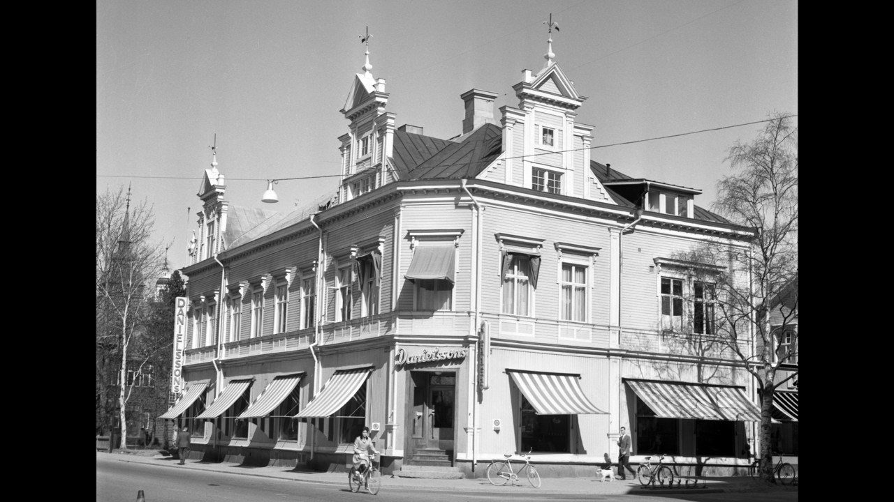 Black and white photo of Danielssons children and men's outfitter store, Storgatan 55, Umeå.