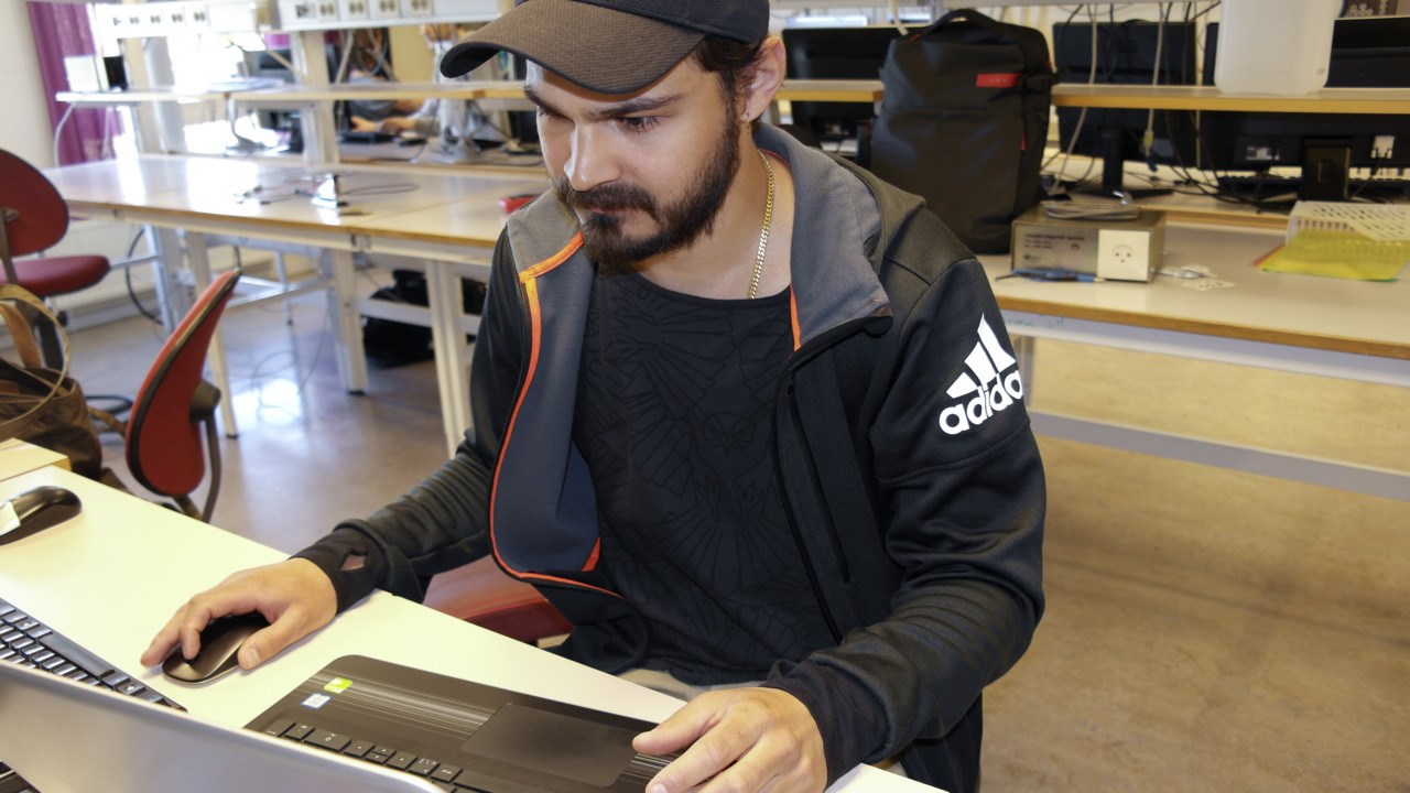 Bild på Taner Tümtürk, student på högskoleingenjörsprogrammet i elektronik och datorteknik