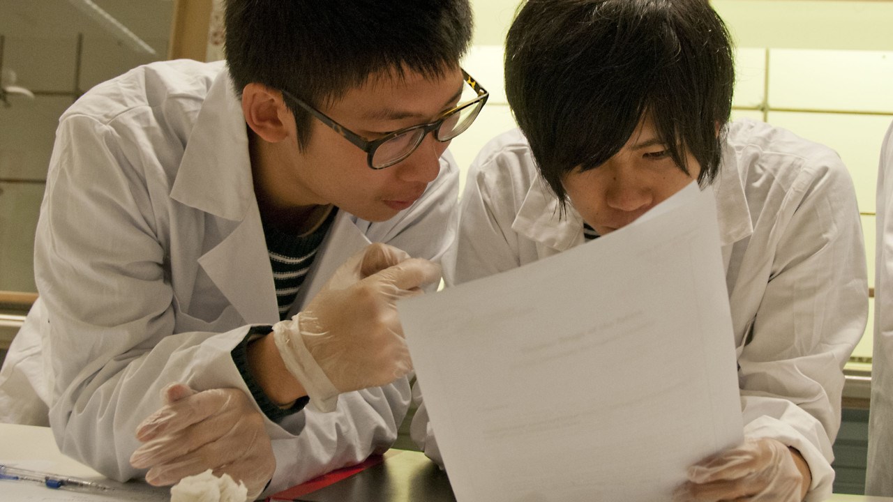 Bild på Li Linfeng och Tahei Suzuki i labbet