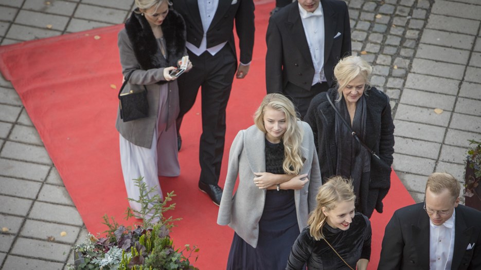 Gäster som minglar före och efter ceremonin vid Årshögtiden 2018.
