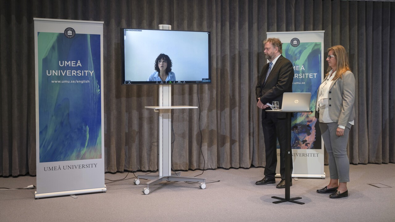 Emmanuelle Charpentier joined the press conference online from Berlin. Ola Nilsson, Communications Officer at the Faculty Office of Medicine, hosted the event and had Katrine Riklund, Pro-Vice-Chancellor, by his side.