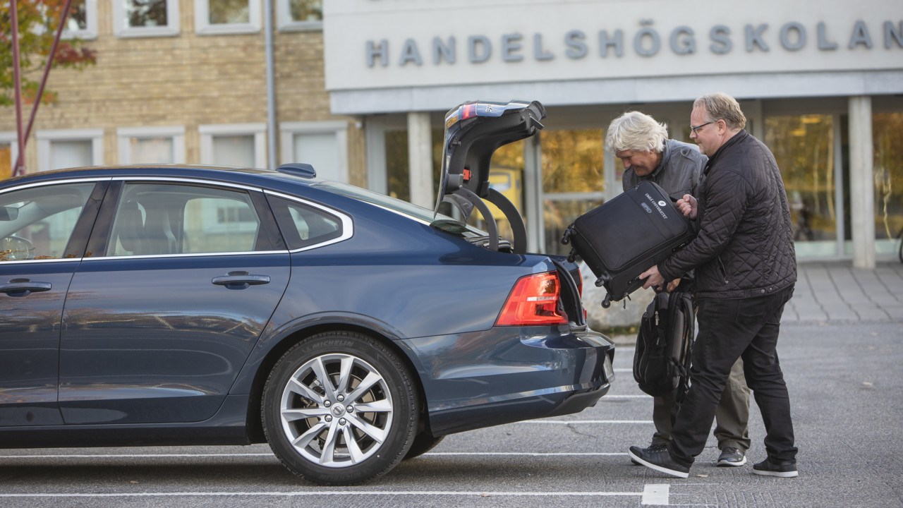 Peter Högstadius och Björn Ahlström packar bilen inför avresa mot rektorsutbildning i Piteå.