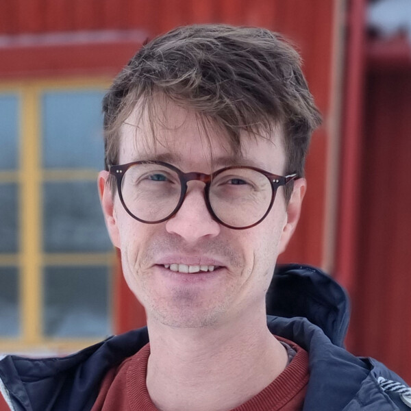 Sven Norman i glasögon och vinterjacka.