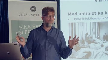 Jörgen Johansson framför en skärm och en rollup.