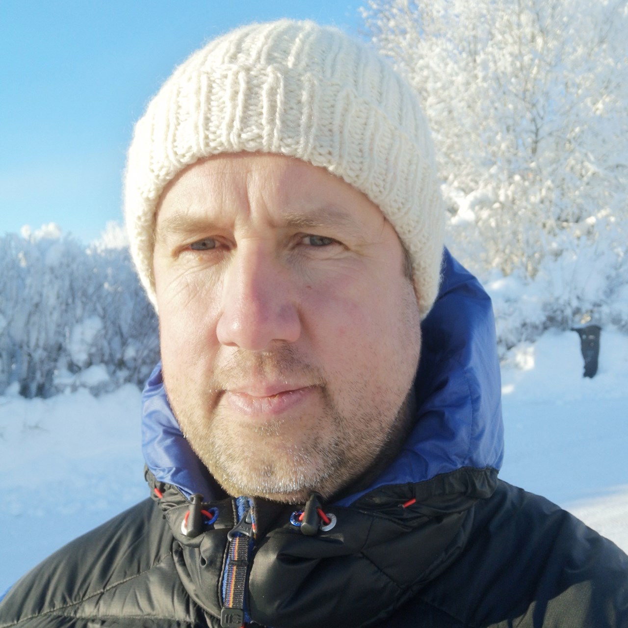 Portrtättbild på Martin Maripuu utomhus på vintern med mössa på