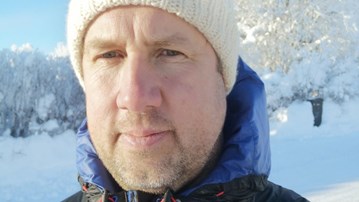 Portrtättbild på Martin Maripuu utomhus på vintern med mössa på