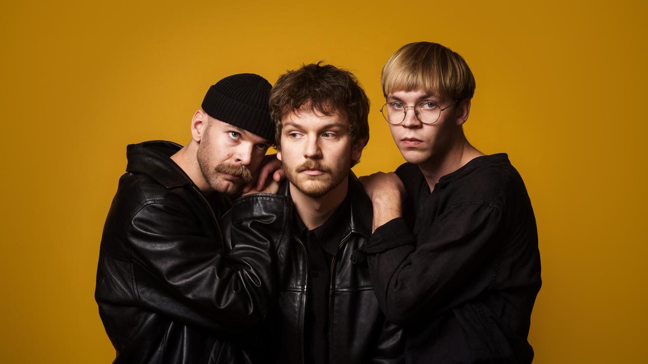 Musikgruppen Dalmatin som står bredvid varandra.