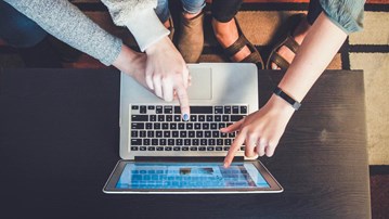 Människor framför dator