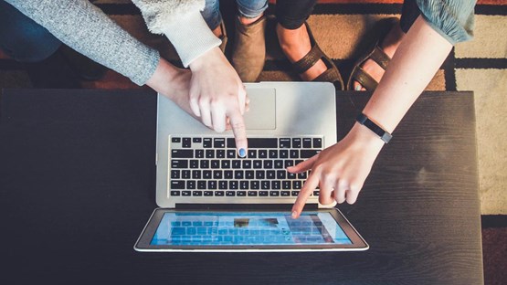 Människor framför dator