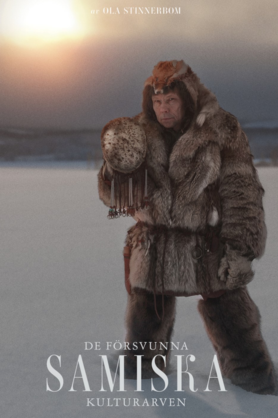 Man i varma kläder står i snön