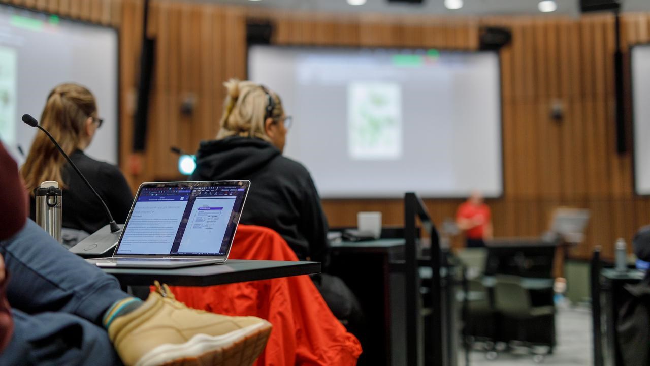 Olov NilssonUniversitetslektor vid Institutionen för medicinsk och translationell biologiSjuksköterskeprogrammet farmakologi föreläsning i Aula Biologica