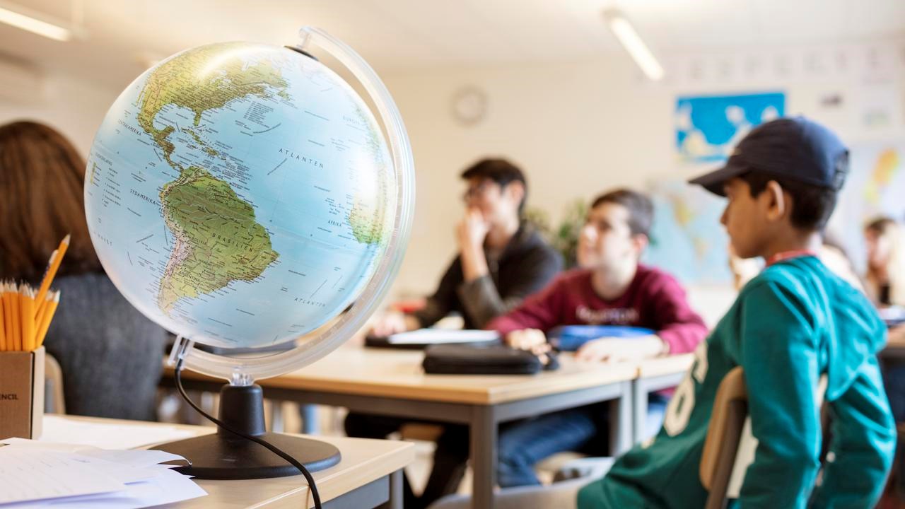 Jordglob i klassrum med barn.