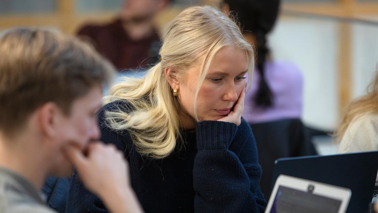 Studenter grupparbetar i MIT-huset