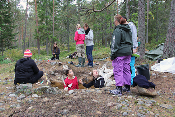 Arkeolgoistudenter på grävkurs vid Röbäcks skola