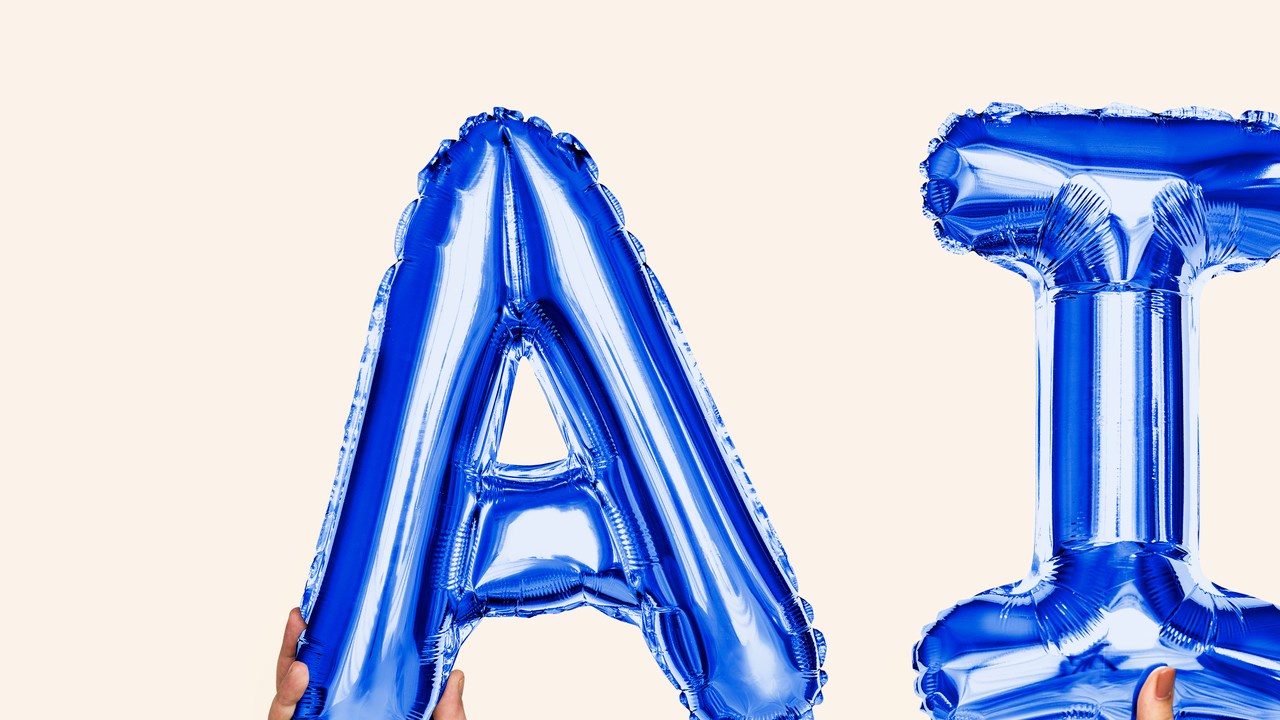 Tv&aring; h&auml;nder h&aring;ller upp bl&aring; bokstavsballonger med bokst&auml;verna A och I. F&ouml;r at illustrera artificiell intelligens.