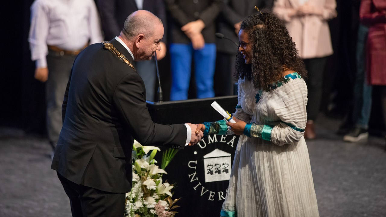 Rektor delar ut diplom till student på Graduation Ceremony 2019