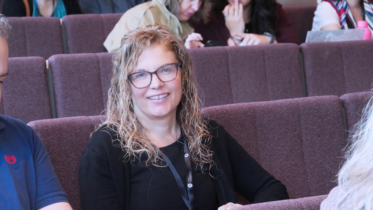 En grupp människor som sitter bredvid varandra i en föreläsningssal.