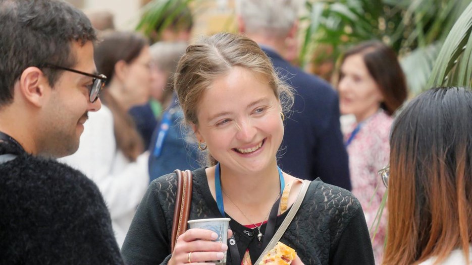 En grupp människor som står bredvid varandra.