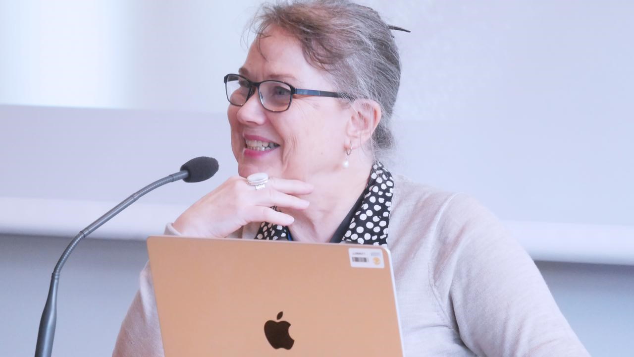 Marianne Gulberg står vid talarstolen,