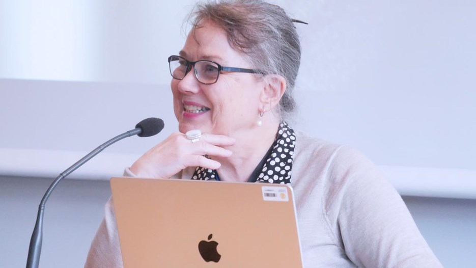Marianne Gulberg står vid talarstolen,