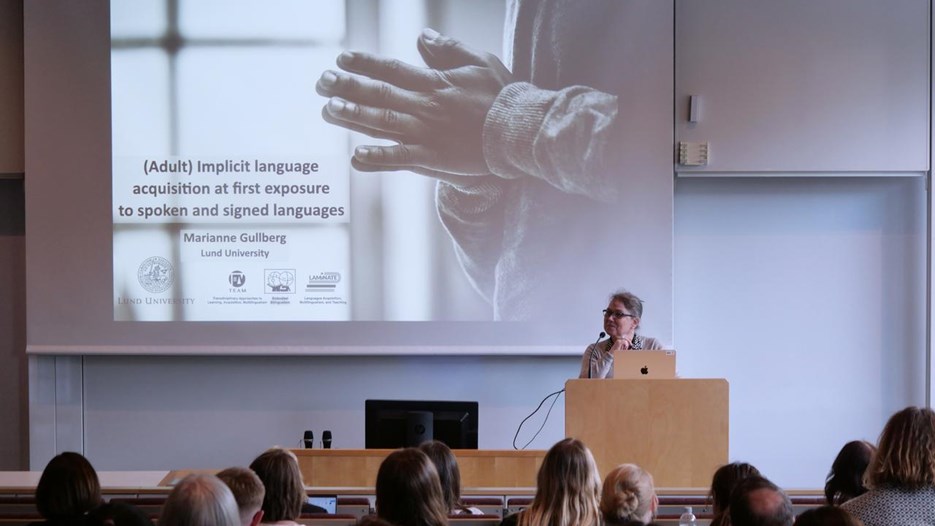Marianne Gullberg håller plenarföreläsning.