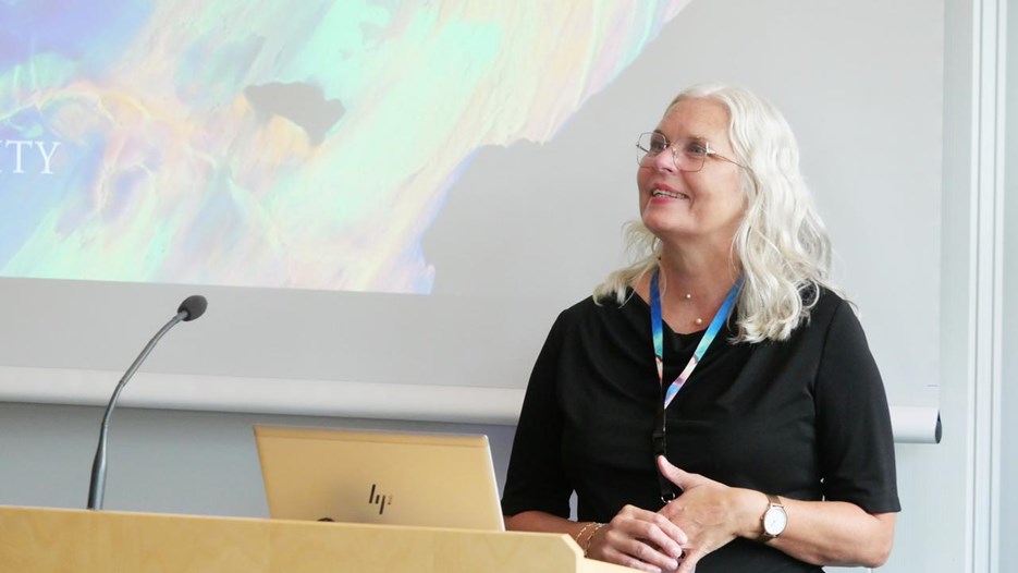 Marlene Johansson Falck står vid talarstolen. 