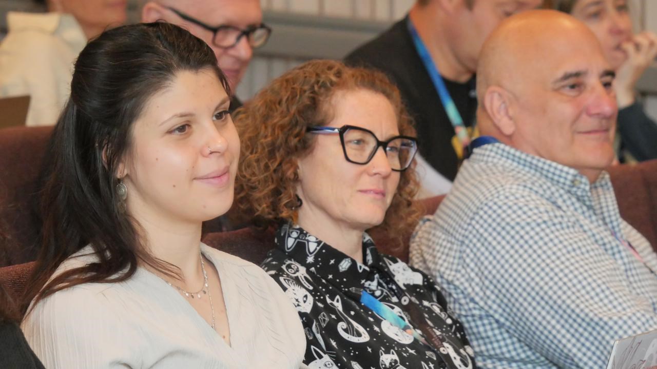En grupp människor som sitter bredvid varandra.