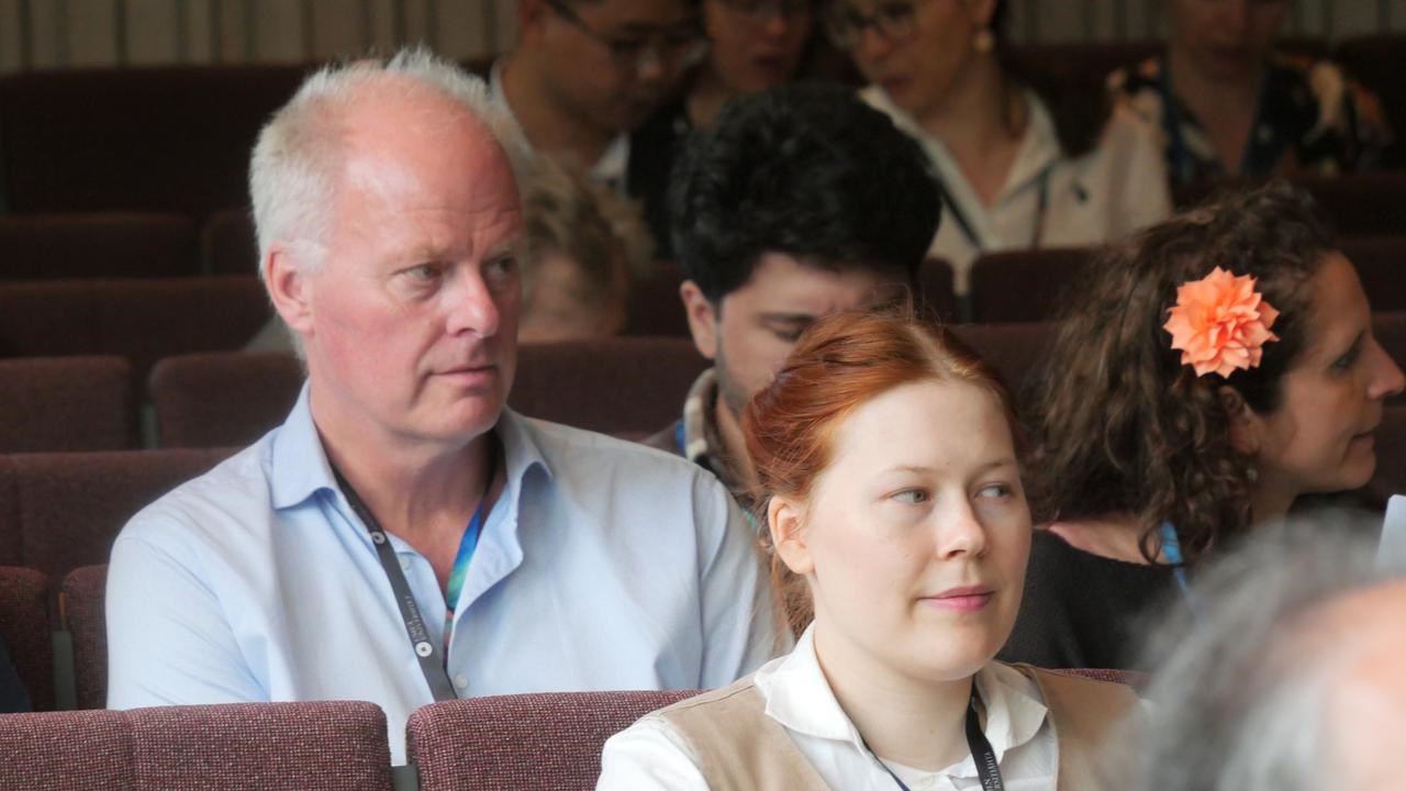 En grupp människor sitter i en föreläsningssal.