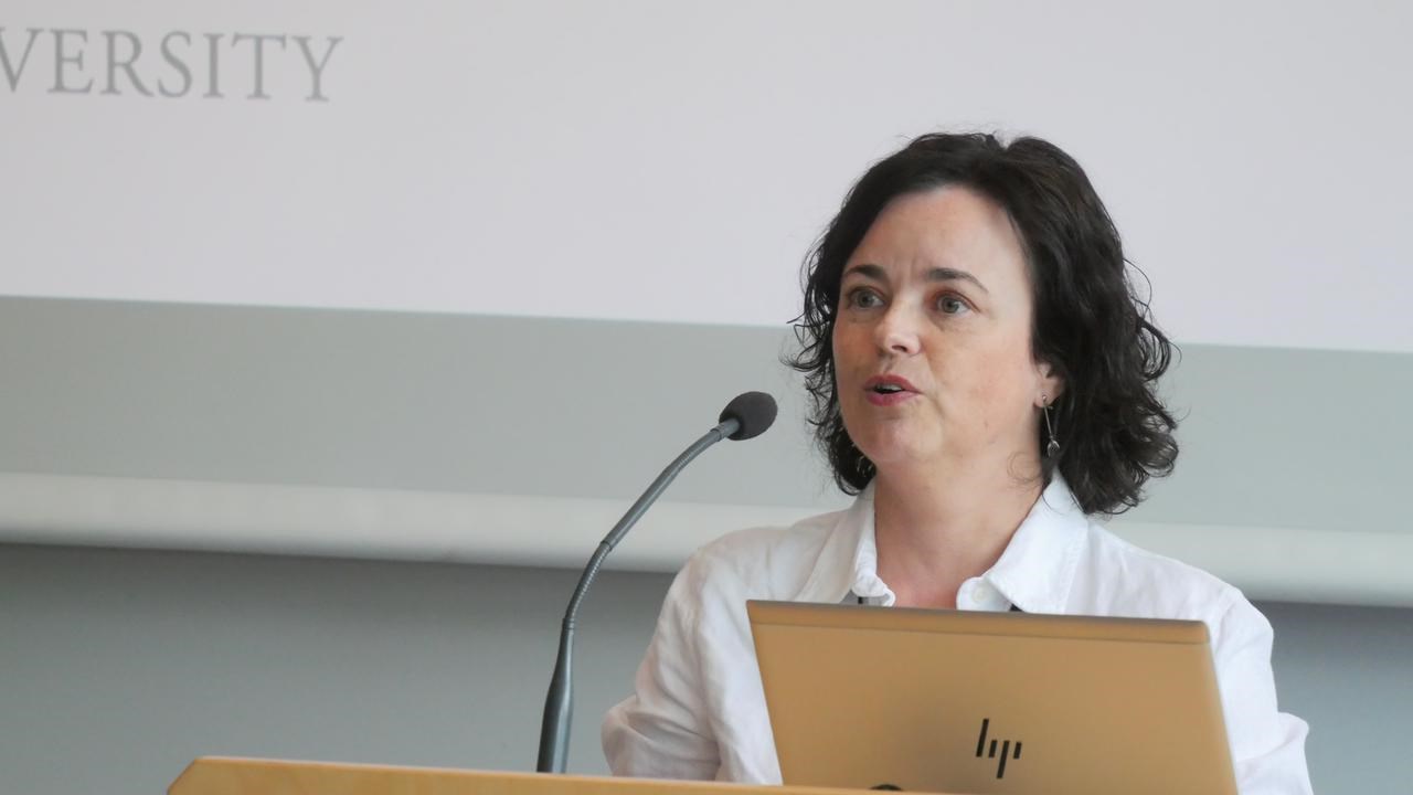 Annika Hillbom står vid talarstolen.