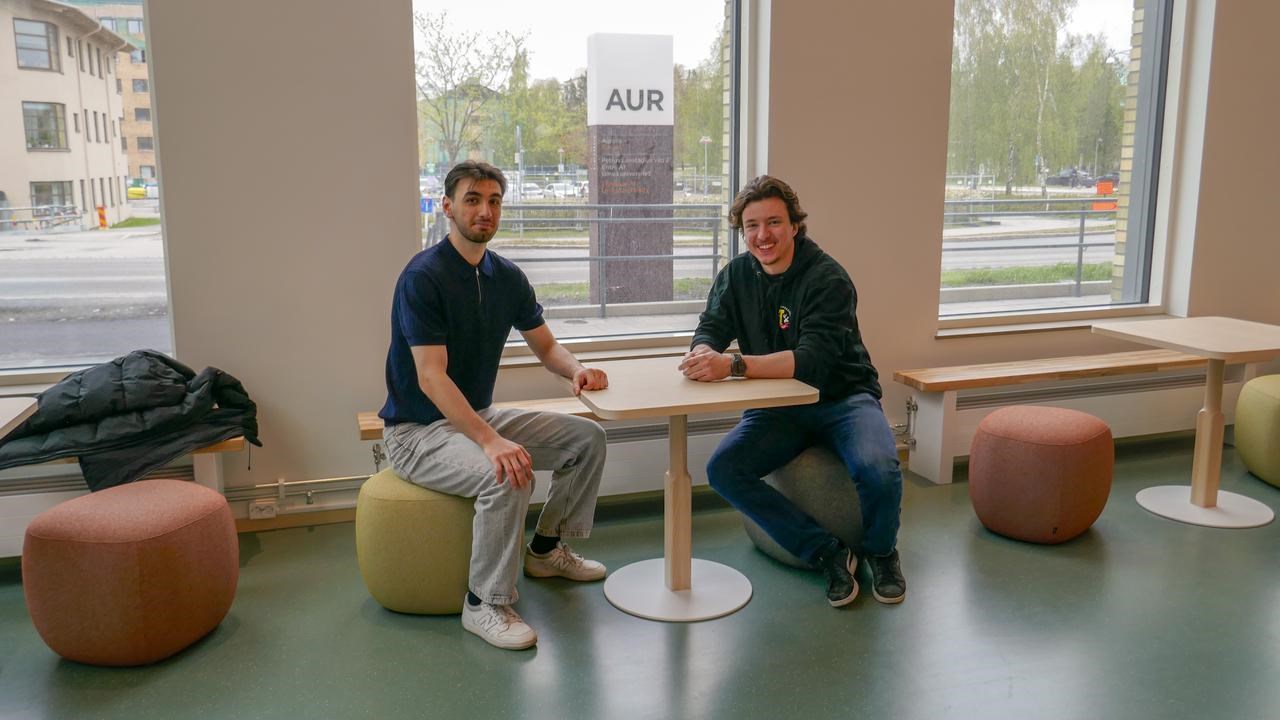 Två studenter sitter i nya huset Aurora