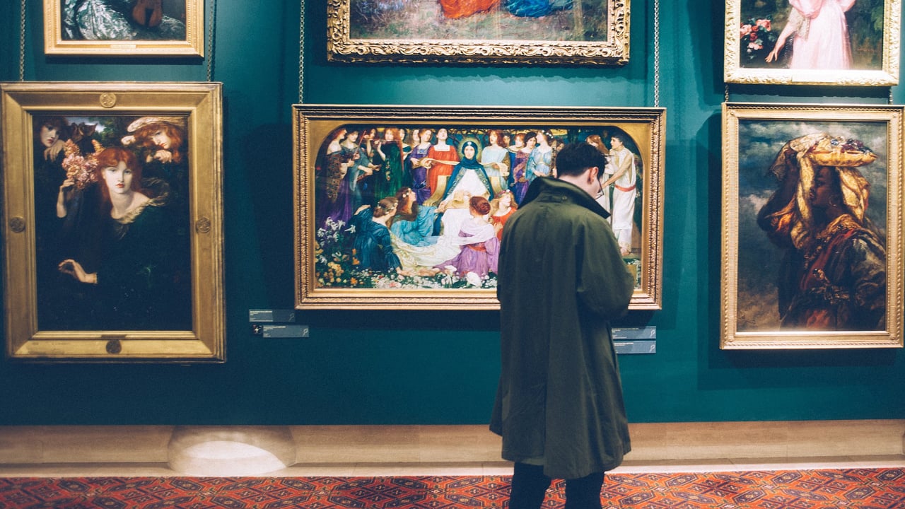 Man p&aring; museum.
