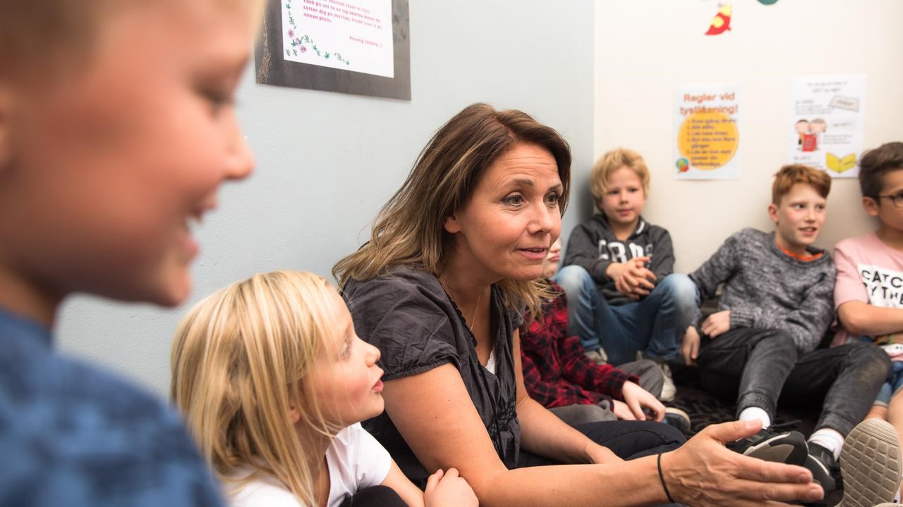 L&auml;rare och barn har samling i skolan.