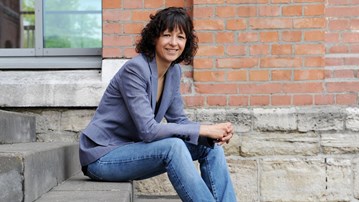 Porträtt av Emmanuelle Charpentier, hedersdoktor vid Umeå universitet.