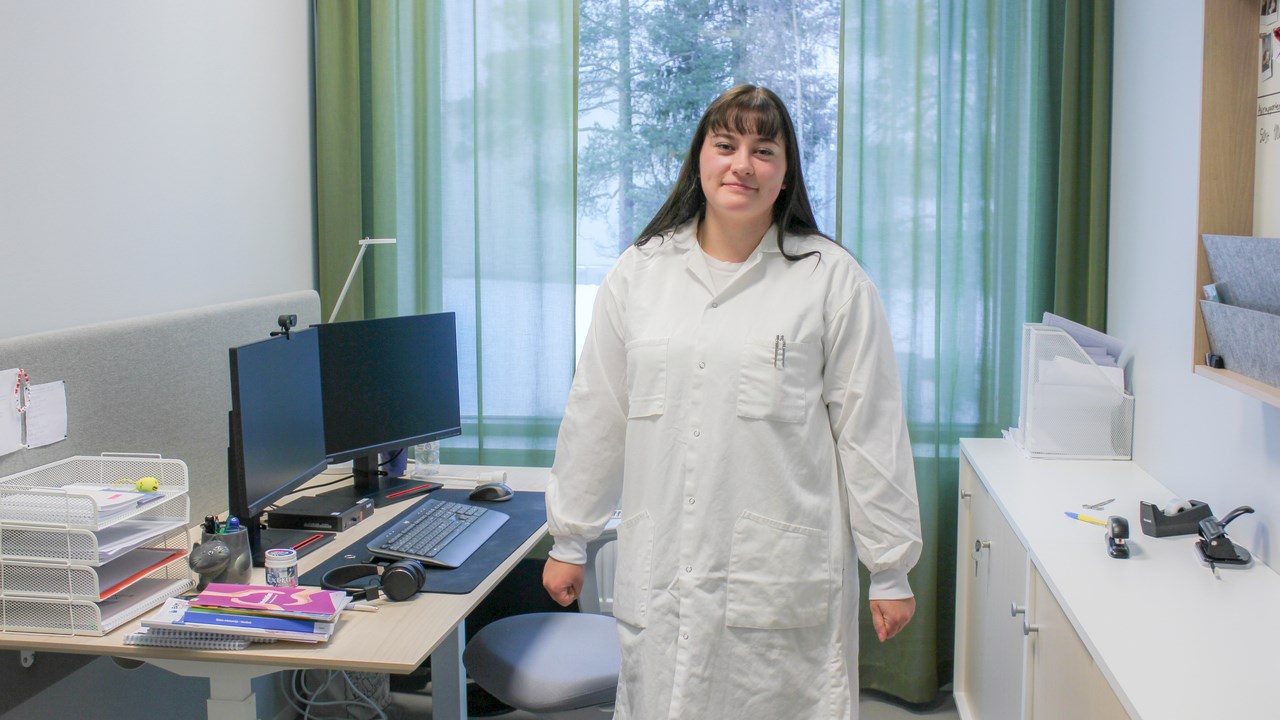 Bild på Eleonora Hedin stående i arbetsrummet på Nordic Biomarker i Umeå.