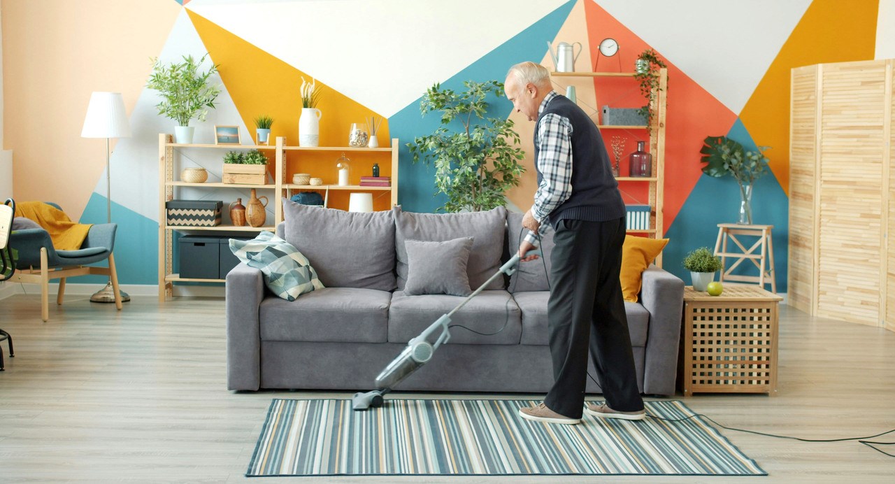 &Auml;ldre man dammsuger