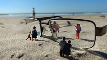 Bild på miniatyrfigurer på en strand