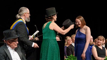 Cecilia Johansson Tre systrar som promoverades tillsammans under Vårpromotionen 2024VårpromotionDoktorerarDoktorshattPromoverasLäkareInstitutionen för folkhälsa och klinisk medicin