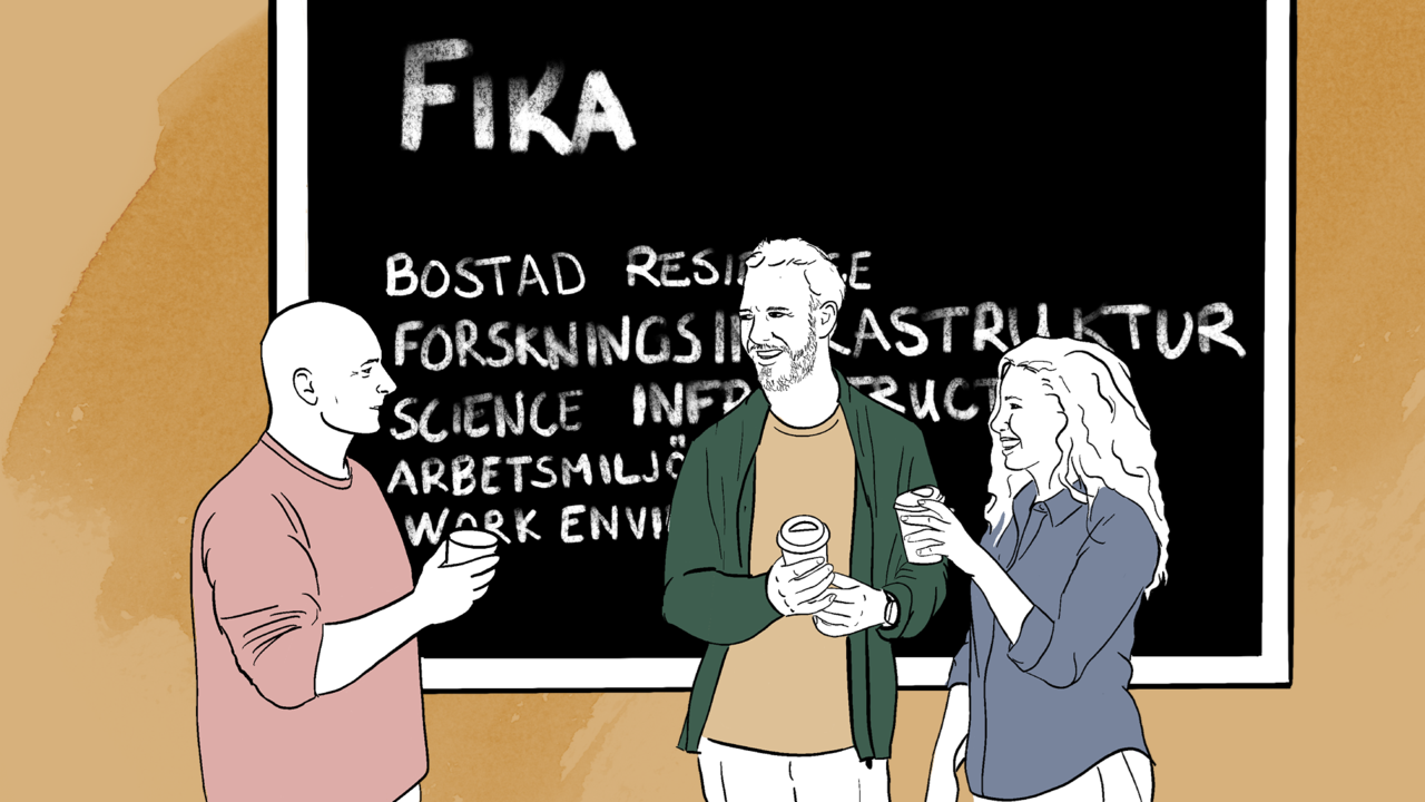 Tre personer samtalar framför en svart tavla där det står fika bl.a.
