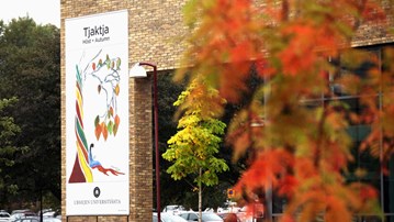 Bild på höstvepan på Humanisthusets fasad