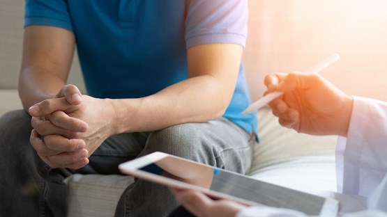 Läkare med patient.