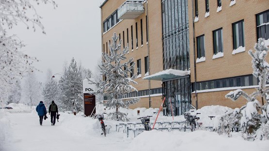 Ett stort tegelhus på vänster sida och det syns snö utanför.