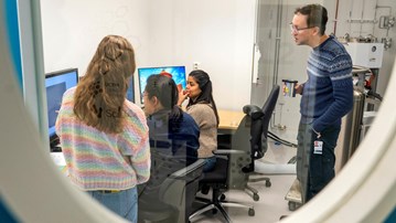 Lars-Anders Carlson på labb med tre kollegor