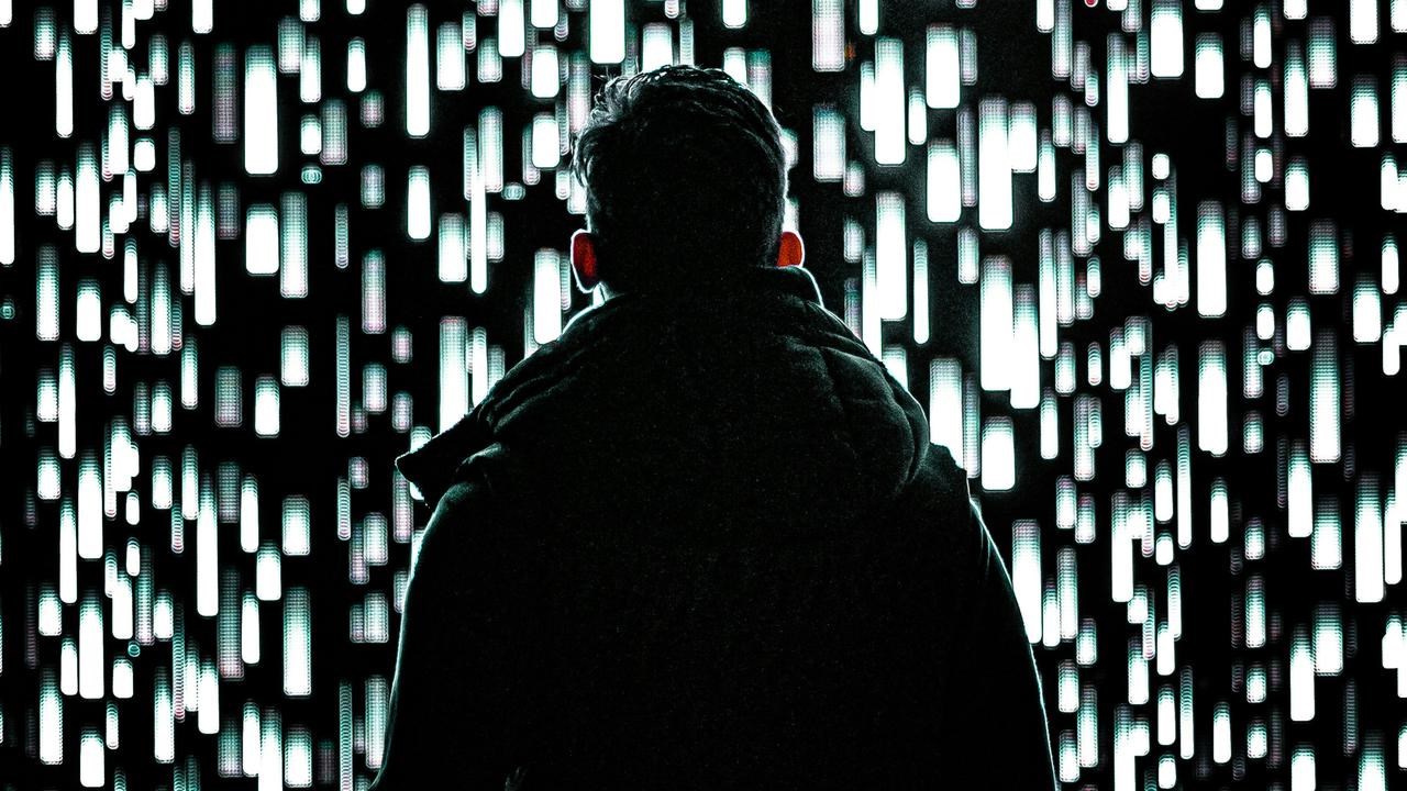 En man som står framför en vägg av ljus.