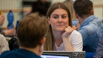 Studenter som grupparbetar vid datorer 