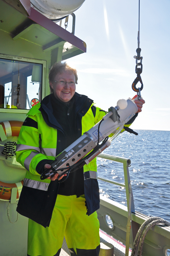 Katarina Konradsson kopplar en CTD-sond till båtens kran