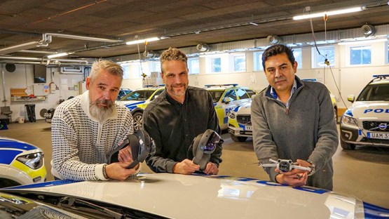 Tre personer står med Holo Lens och drönare vid en polisbil. Det är Anders Schogster och Jonas Hansson från enheten för polisutbildningen och Juan Carlos Nieves Sanchez, universitetslektor i datavetenskap.